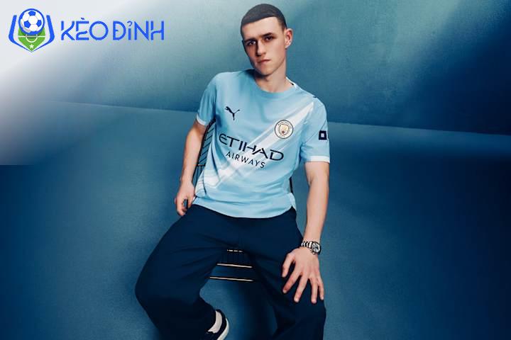 Tóm Lại: Man City và Puma đã tạo ra một mẫu áo đấu Man City 2025/26 táo bạo, gợi nhớ về quá khứ huy hoàng, nhưng cũng không thiếu những yếu tố hiện đại.